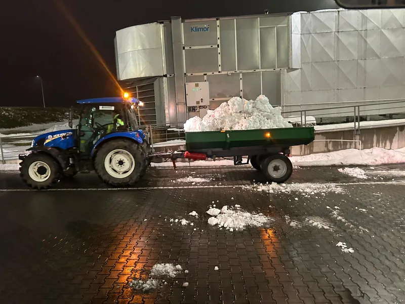 Wywóz śniegu ciągnikiem z przyczepą